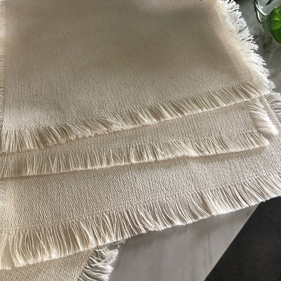 SET OF 4 BEAUTIFUL CREAM COLORED PLACEMATS WITH FRINGE NWOT - Picture 1 of 6